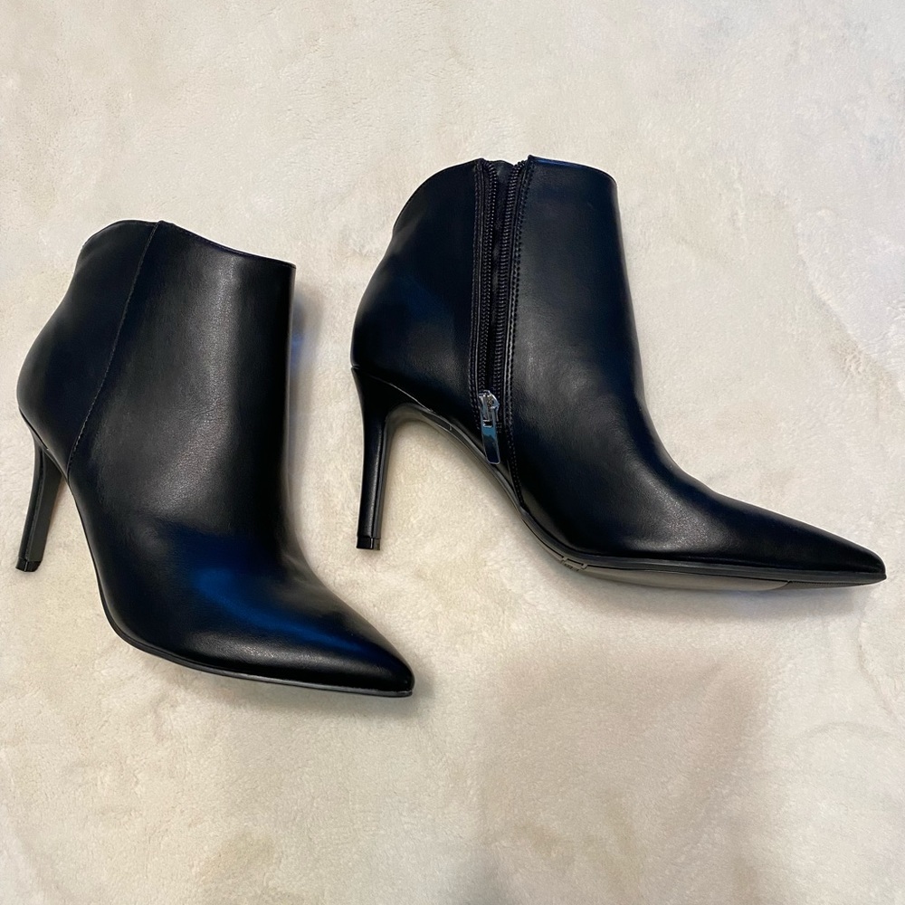 Nine West/ women shoes/ size 6M/ Color  black/ New/ heel height 3